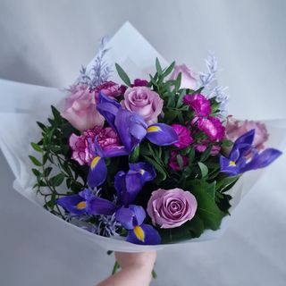 Buchet cu Trandafiri si Iris