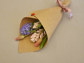 1 x MARTISOR FLORAL CU LALELE SI ZAMBILE