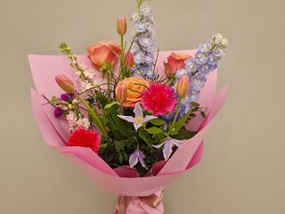 Buchet Colorat cu Trandafiri si Delphinium