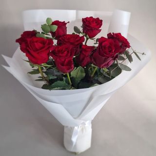 Buchet 9 Tandafiri Rosii si Eucalipt