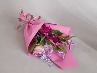 1x MARTISOR FLORAL CU DENDROBIUM + CADOU PRALINE RAFAELLO 40G