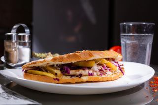 Sandwich cu pui si bacon