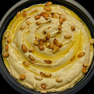 Hummus cu muguri de pin