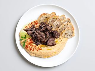 Muschi de vitã cu hummus pe lipie caldã