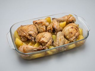 Pui la ceaun/cartofi înăbușiți