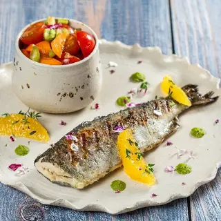 Păstrăv cu salată bulgur și dressing