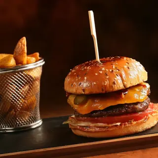 Extra cheeseburger cu cartofi prăjiți