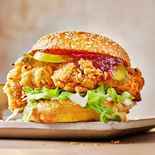 Crispy burger cu cartofi prăjiți