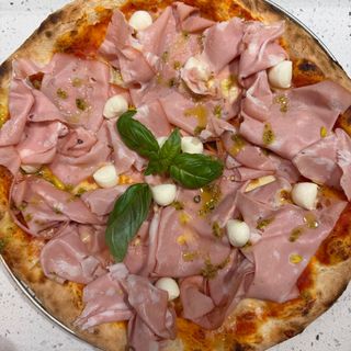 Pizza Mortadella con ciliegine