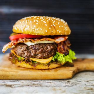 Burger cu pancetta si branza cheddar