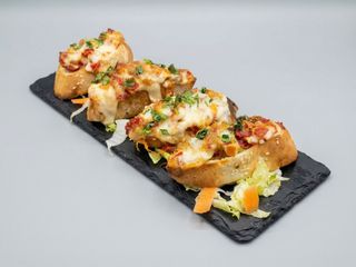 Bruschete cu chorizo, pui si Quatro Formaggi