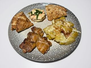 Pulpă dezosată cu cartofi gratinaţi şi salată uşoară