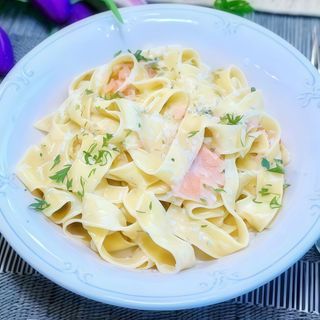 Tagliatelle cu somon fume