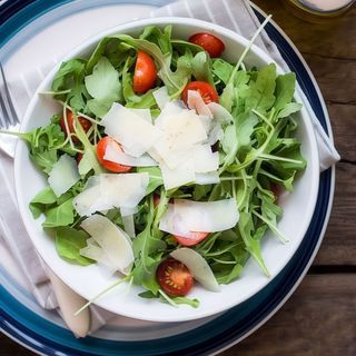 Insalata di rucola con pomodorini e parmigiano