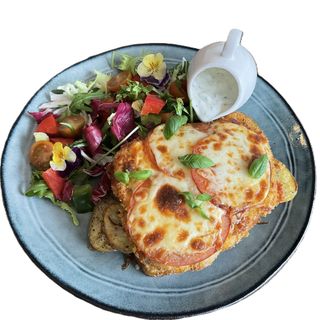 Pui Capresse, cu Cartof Copt Aromat, Salata si Sos Tzatziki