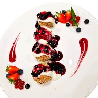 Papanasi ZenCaffe Boreal Berries - cu Iaurt Grecesc si Dulceata Afine