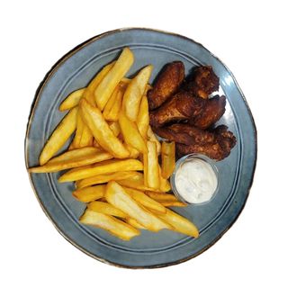 Aripioare de Pui cu Cartofi Prajiti