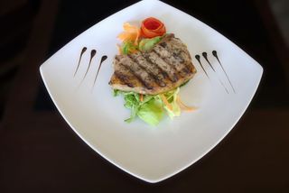 Cotlet de porc cu os la gratar