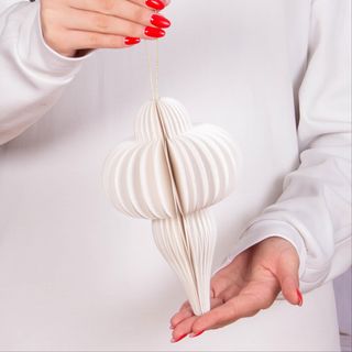 Glob de hârtie alb, 15 cm, în formă de turture