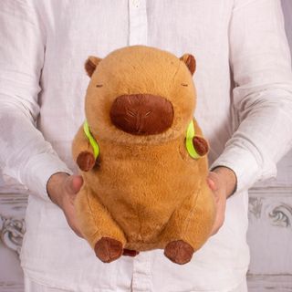 Capybara de pluș cu ghiozdănel – Aventurierul blând de 30 cm