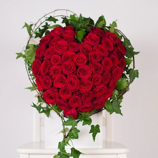 Buchet in forma de inima cu 51 trandafiri rosii