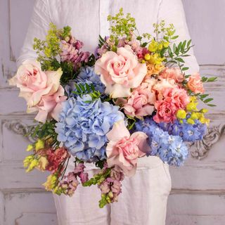 Buchet cu hortensie albastra si trandafiri roz