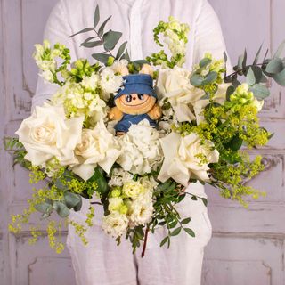 Buchet cu flori albe si monstrulet costumat