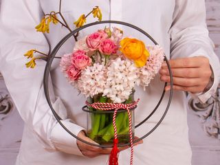 Aranjament în suport rotund cu zambile și minitrandafiri