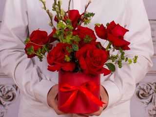 Cutie cu 7 trandafiri roșii