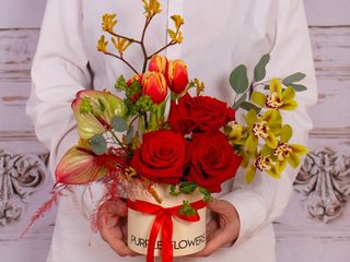 Cutie cu trandafiri roșii și lalele roz