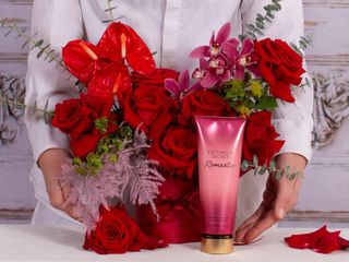 Cadou cu aranjament floral si lotiune corp Victoria Secret