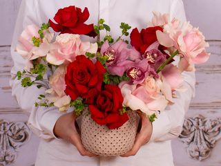 Aranjament cu trandafiri si cymbidium