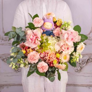 Buchet cu trandafiri roz, hortensie si monstrulet