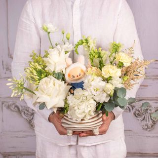 Aranjament cu flori albe si Labubu