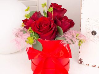 Cutie rosie cu 5 trandafiri
