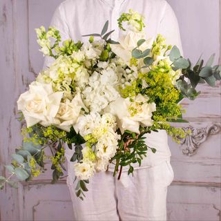 Buchet cu trandafiri, eucalipt si hortensie alba