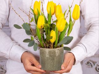 Aranjament cu lalele galbene