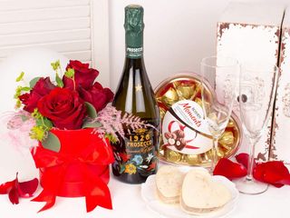 Cadou dulce cu Prosecco, trandafiri rosii si prajituri in forma de inima