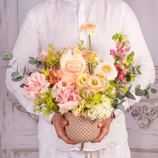 Aranjament cu flori roz si monstrulet