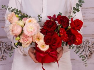 Cutie cu flori in doua culori