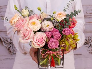 Aranjament cu trandafiri, lalele și germini