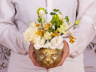 Aranjament de primăvară în vas cu flori albe