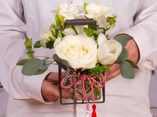 Aranjament de primăvară în vas cu toartă