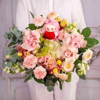 Buchet cu flori roz si monstrulet