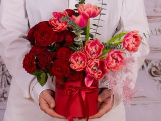 Aranjament in cutie cu trandafiri si lalele roz