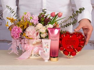 Cadou cu flori delicate și loțiune parfumată Victoria’s Secret