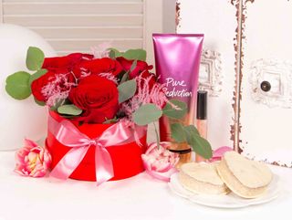 Cadou cu trandafiri rosii. crema Victoria Secret si prajitura in forma de inima