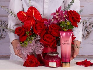 Cadou cu trandafiri, lumanare parfumata si lotiune Victoria Secret