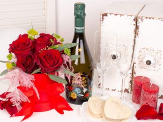 Cadou cu prajituri in forma de inima lumanari rosii si prosecco