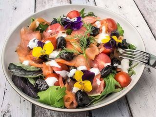 Salata cu somon fume